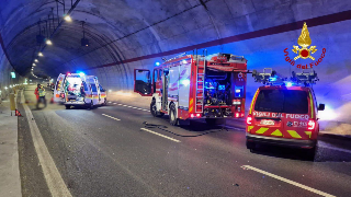 Ancona - Schianto in galleria tra auto e moto, grave centauro